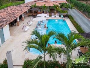 Bazén v ubytování Finca Hotel Guali Santafe nebo v jeho okolí