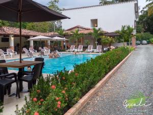 Bazén v ubytování Finca Hotel Guali Santafe nebo v jeho okolí