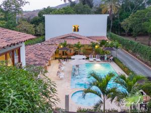 Bazén v ubytování Finca Hotel Guali Santafe nebo v jeho okolí