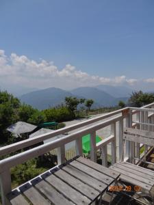 仁愛鄉的住宿－清境山水緣 ，山景阳台上的木凳