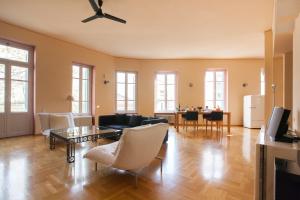 ein Wohnzimmer mit einem Sofa und einem Tisch in der Unterkunft House at the Foothills of Acropolis in Athen