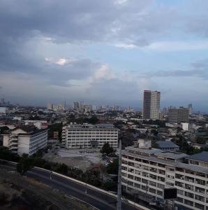 Blick auf eine Stadt mit Gebäuden und einer Straße in der Unterkunft El Pueblo Manila Condominium in Manila