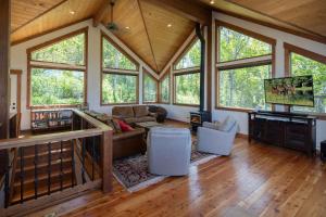 Istumisnurk majutusasutuses Alpine Recharge by KABINO Huge Views Hot tub Garage PS3 WiFi Loft