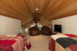 Voodi või voodid majutusasutuse Alpine Recharge by KABINO Huge Views Hot tub Garage PS3 WiFi Loft toas