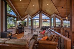 Istumisnurk majutusasutuses Alpine Recharge by KABINO Huge Views Hot tub Garage PS3 WiFi Loft