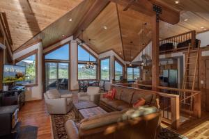 Istumisnurk majutusasutuses Alpine Recharge by KABINO Huge Views Hot tub Garage PS3 WiFi Loft