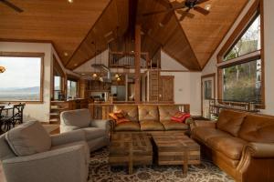 Istumisnurk majutusasutuses Alpine Recharge by KABINO Huge Views Hot tub Garage PS3 WiFi Loft