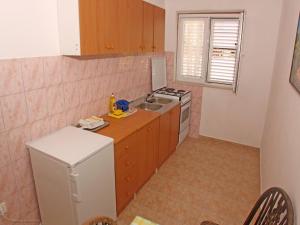 A cozinha ou cozinha compacta de Apartments Katnić