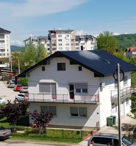 une maison blanche avec des panneaux solaires sur son toit dans l'établissement Prenociste Sana Sanski Most, à Sanski most