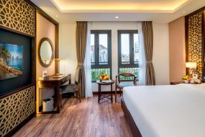 Postel nebo postele na pokoji v ubytování Conifer Grand Hotel