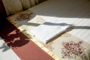 a pair of towels sitting on top of a rug at Tabata Oji Hotel in Tokyo
