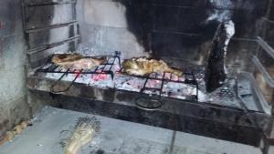 مرافق الشوي المتوفرة للضيوف في بيت الشباب