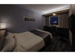 Een bed of bedden in een kamer bij KKR Hotel Osaka