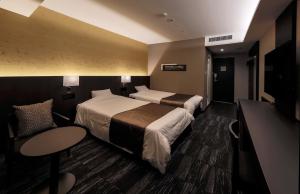Een bed of bedden in een kamer bij KKR Hotel Osaka