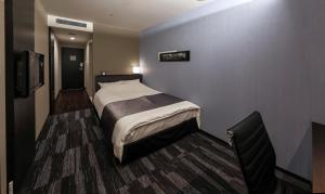 Een bed of bedden in een kamer bij KKR Hotel Osaka