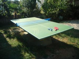 Stolní tenis v ubytování Apartmani Mario nebo okolí