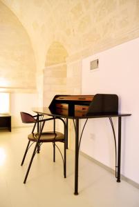 - un bureau et deux chaises dans la chambre dans l'établissement B & B Sotto la Volta, à Massafra