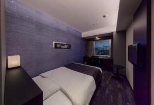 Een bed of bedden in een kamer bij KKR Hotel Osaka