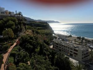 widok na plażę i ocean w obiekcie El Capistrano Playa 301 w mieście Nerja