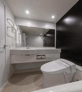 Een badkamer bij KKR Hotel Osaka