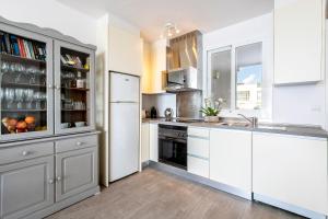 Kuchyň nebo kuchyňský kout v ubytování Apartment Sivella By homevillas360