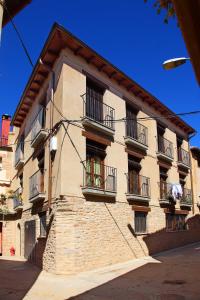 - un bâtiment avec des balcons sur le côté dans l'établissement Apartamentos Casa Molinero, à Buera