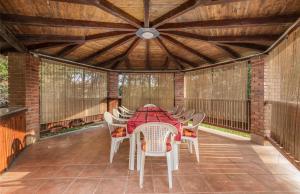 una mesa y sillas en un patio con techo de madera en Apartment Villa Nera, en Pula