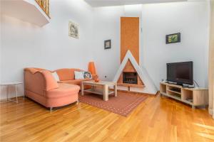 - un salon avec un canapé et une télévision dans l'établissement Apartment Villa Nera, à Pula