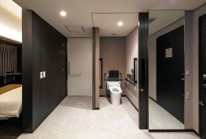 Een bed of bedden in een kamer bij KKR Hotel Osaka
