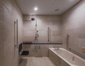 Een badkamer bij KKR Hotel Osaka