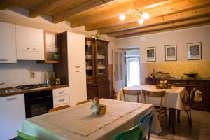 een keuken met een tafel en een eetkamer bij B&B Sopra il Portico in San Giovanni Bianco