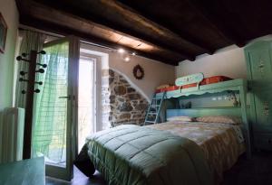 sypialnia z łóżkiem w pokoju z oknem w obiekcie B&B Sopra il Portico w mieście San Giovanni Bianco