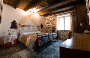 een slaapkamer met een bed in een kamer met een raam bij B&B Sopra il Portico in San Giovanni Bianco