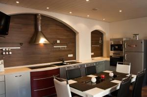 una cocina con mesa de comedor y refrigerador en Apartments Stirl, en Dresden