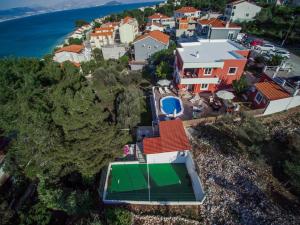 een luchtzicht op een huis met een tennisbaan bij Holiday Villa Nostra in Trogir