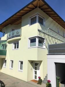 un gran edificio blanco con balcón en Haus Helga en Lienz