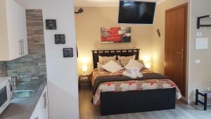 a bedroom with a bed with a television on the wall at Moro Dal Castel - Appartamento Al Moro in Castelnuovo del Garda