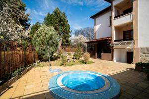 una piscina en el patio de una casa en Раѝ, en Hisarya