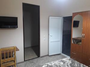TV a/nebo společenská místnost v ubytování Guest House KOBULETI #788 + 37 fotografií