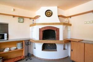 cocina con horno de ladrillo en una habitación en Раѝ, en Hisarya 7 fotos más