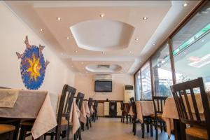 comedor con sillas, mesa y TV en Раѝ, en Hisarya