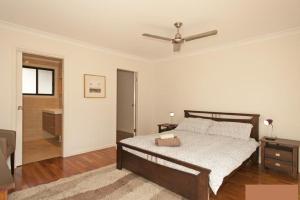 A bed or beds in a room at Hibiscus House - Sawtell, NSW