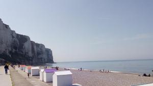 una spiaggia con un gruppo di capanne da spiaggia di FLAB' MARIN a Le Tréport