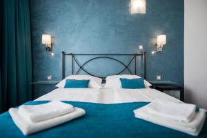 Un pat sau paturi într-o cameră la Hotel Porec