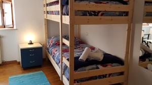 a bedroom with two bunk beds and a table at Moro Dal Castel - Appartamento Al Castel in Castelnuovo del Garda