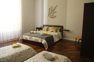 1 Schlafzimmer mit 2 Betten und einem Fenster in der Unterkunft B&B BINARIO 39 in Neapel