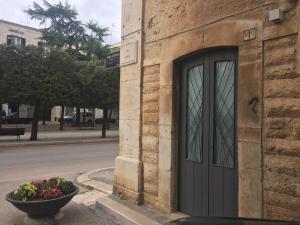 um edifício com uma porta ao lado de uma rua em Casa Catalano em Terlizzi