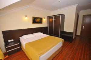 Rúm í herbergi á Hotel Neptun Kvariati