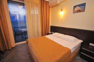 Rúm í herbergi á Hotel Neptun Kvariati