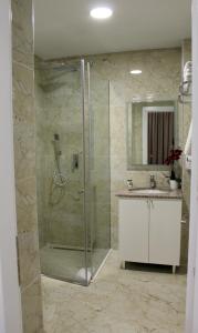 Ett badrum på Ramel Hotel